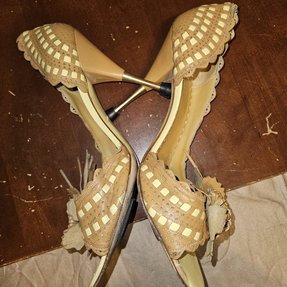 BCBG Maxazria Yellow and tan leather sandal heel with Flower accent size 10 - Picture 6 of 7